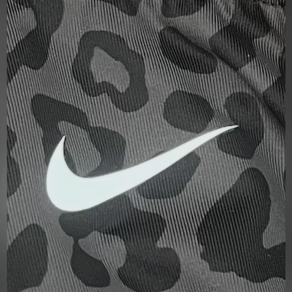 Nike Women's 1x Gray/Black Dri-Fit One Slim Fit Plus‎ Leopard Print Tank Top.